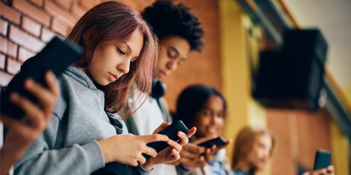 teens on phones using social media