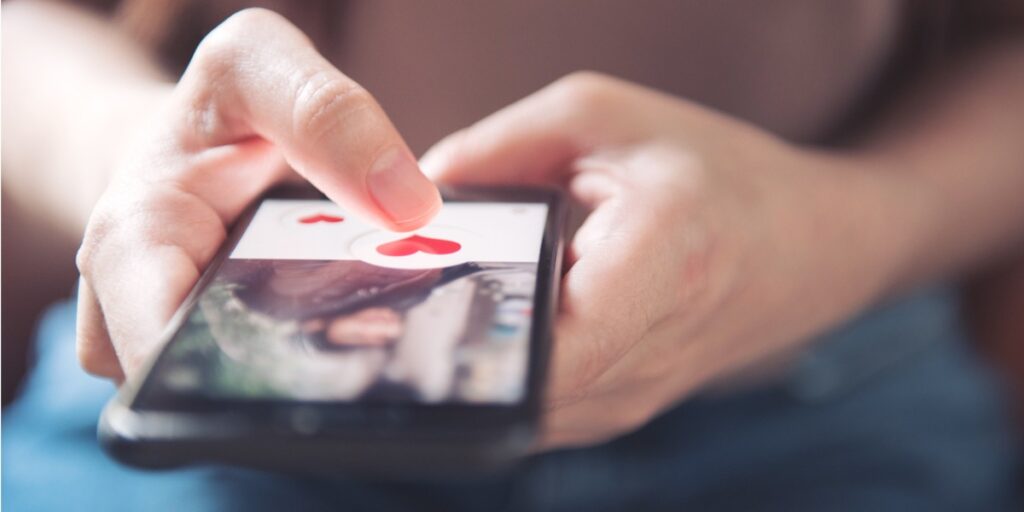 sending heart to an online friends post
