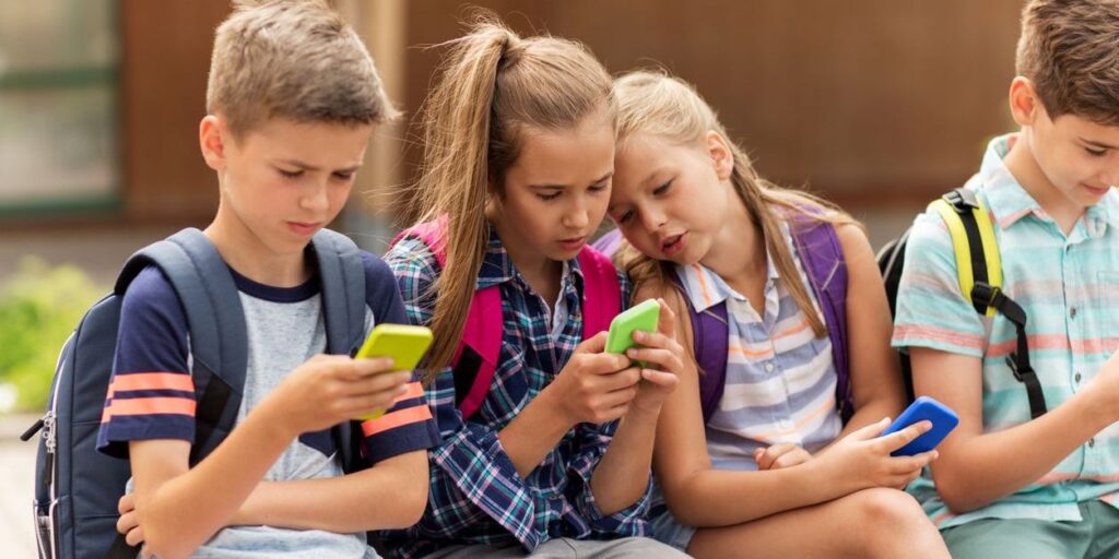 kids on smart phones