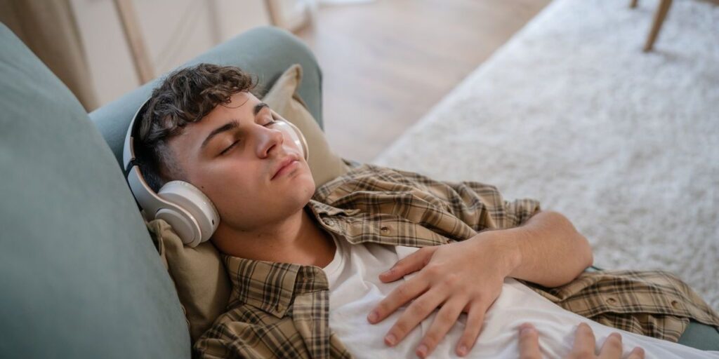 teen with headphones practicing mindfulness